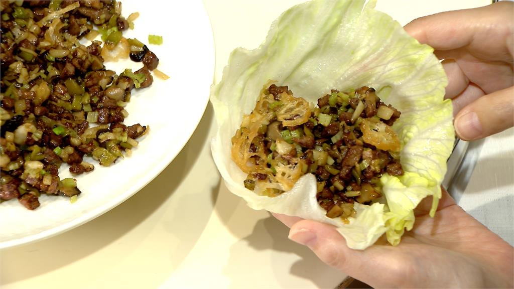 餐廳北京烤鴨新吃法 沾咖啡糖酥脆鴨皮裹醇香