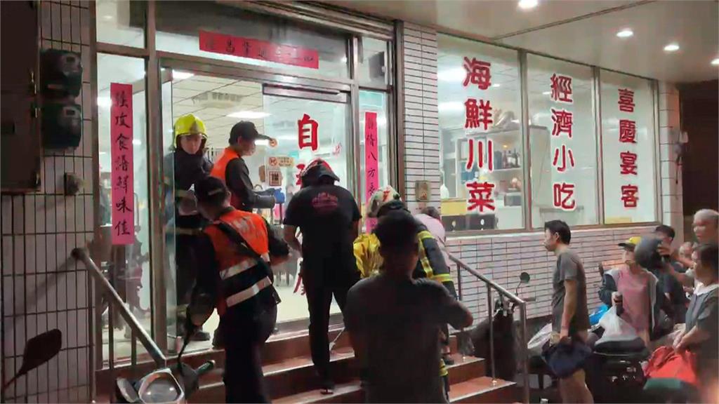 男童手遭餐廳大門縫隙夾住 消防破壞玻璃門助脫困
