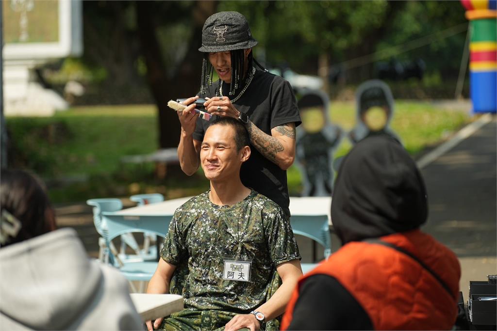 阿夫《九條好漢》筆記本藏心情  從軍心情隨手寫成創作靈感