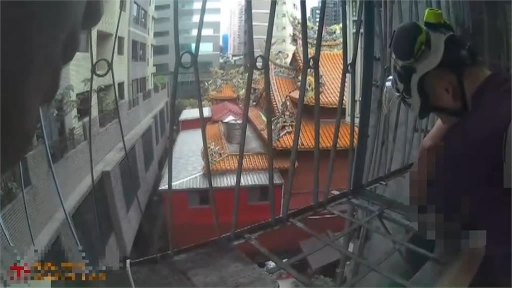 好糗！偷竊不成被發現　竊賊爬窗躲陽台外受困
