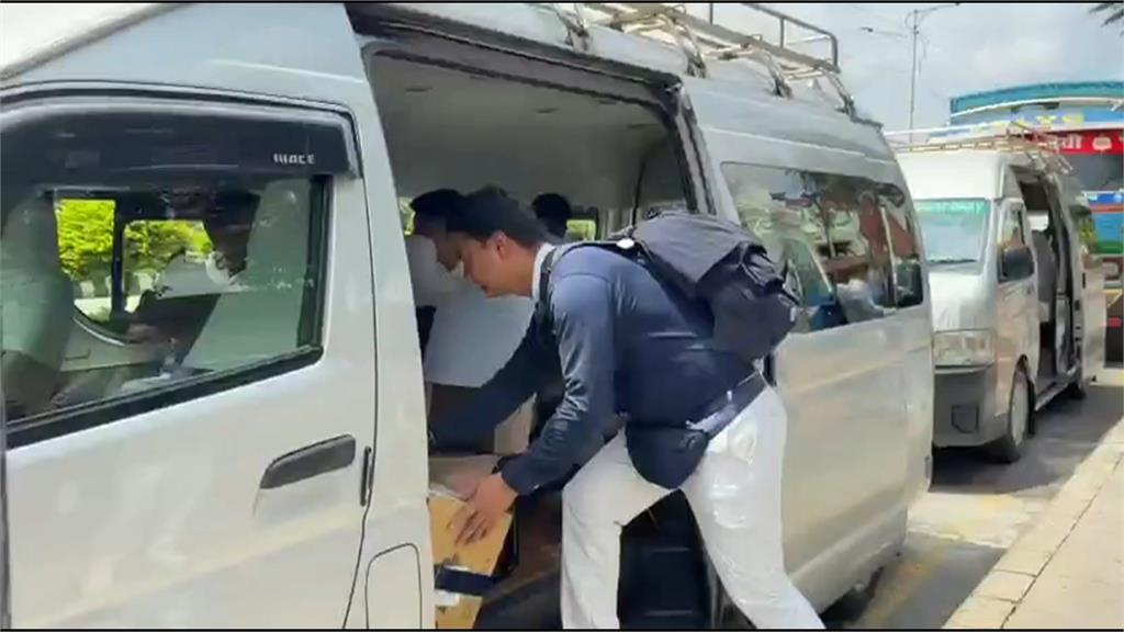 慈濟挺進尼泊爾災區 發放賑災物資.協助免費義診
