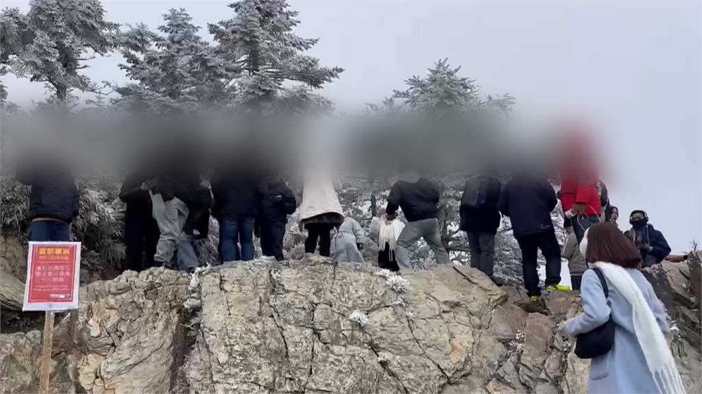 武嶺追雪遊客違規爬山壁被驅離　正妹比基尼秀身材！醫提醒有風險