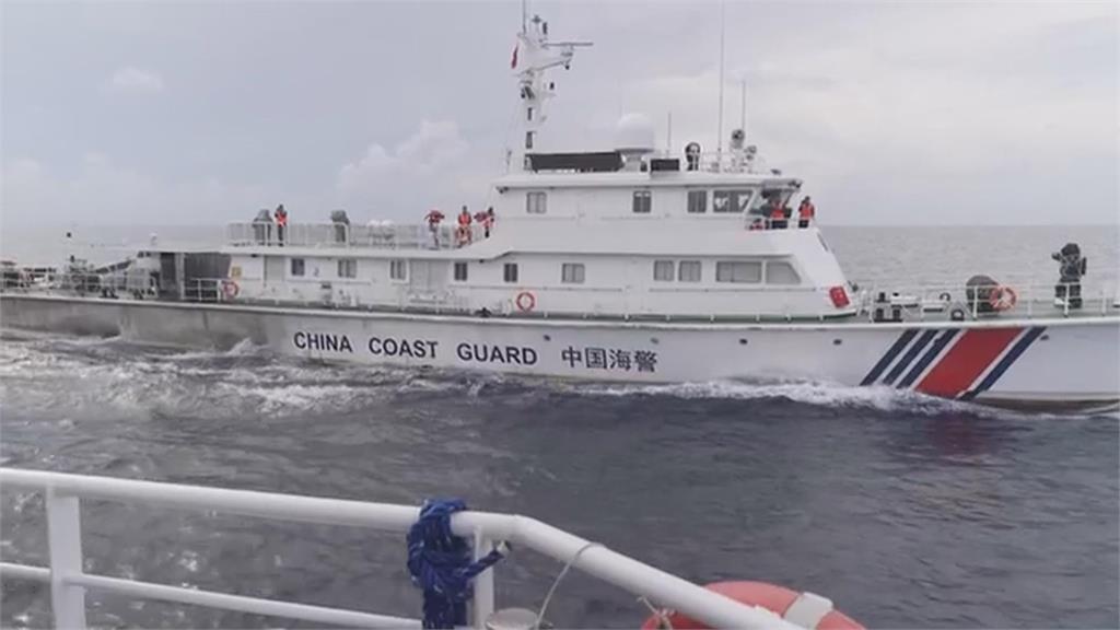 中菲南海衝突驚險畫面曝光！　中國海警船水砲驅離菲船隻