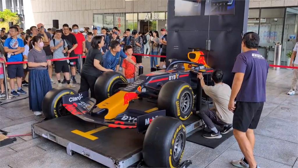 台中F1賽車封路展演　現役賽車手駕冠軍車過彎甩尾