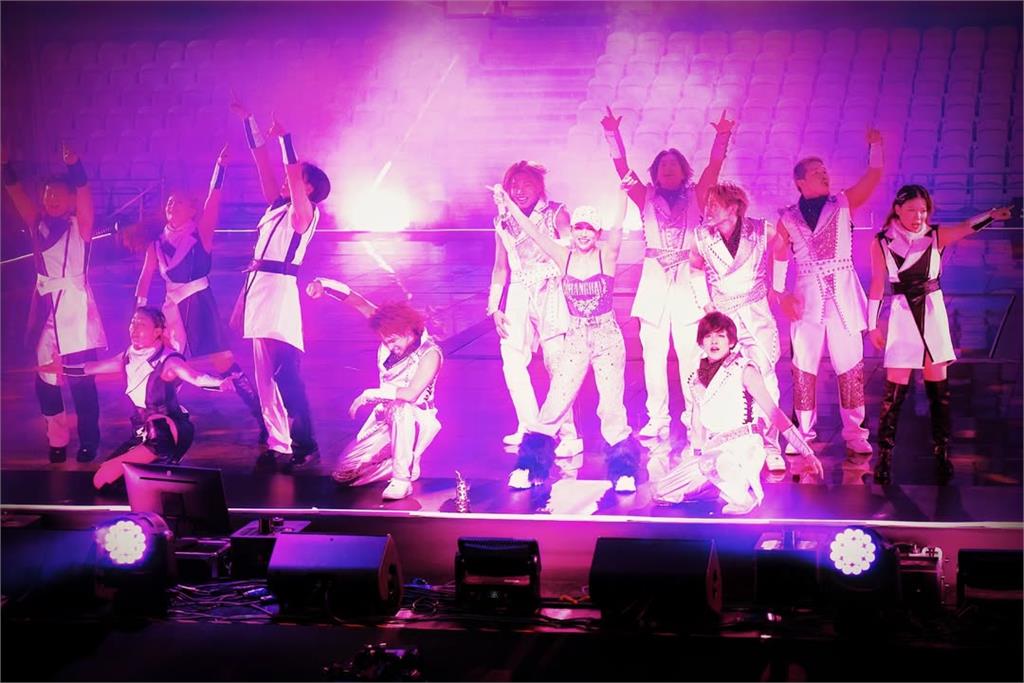 濱崎步公開「對空氣演唱」震撼高清畫面！馬甲緊勒「女王峰細腰太狠」全網看跪