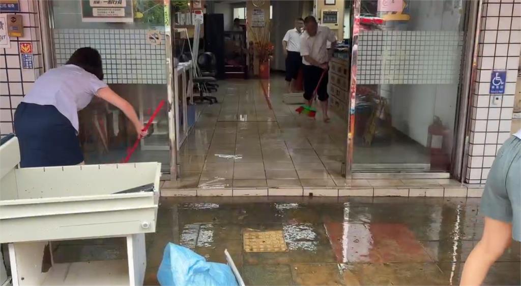 快新聞／北市內湖金龍路大淹水！這1銀行遭殃　