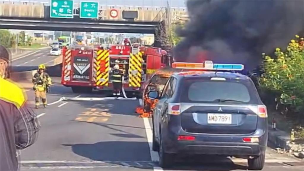 剛下交流道...引擎嚴重抖動 車子起火燃燒 2人急逃生