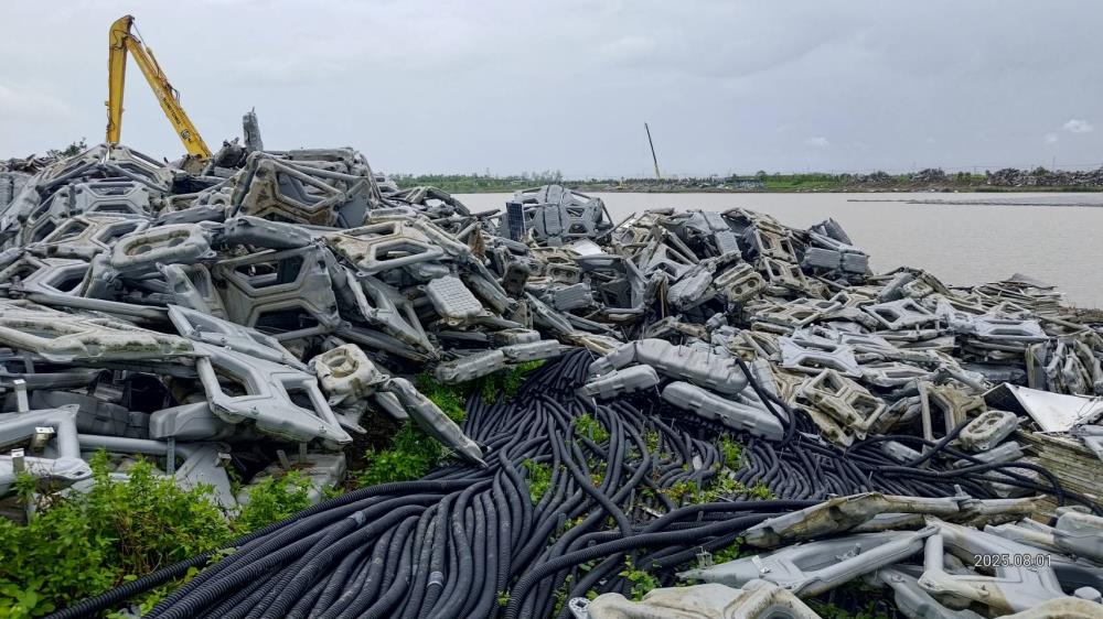 快新聞/綠能反成環境殺手?毀損光電板淪廢棄物 環境部:沒清乾淨將開罰