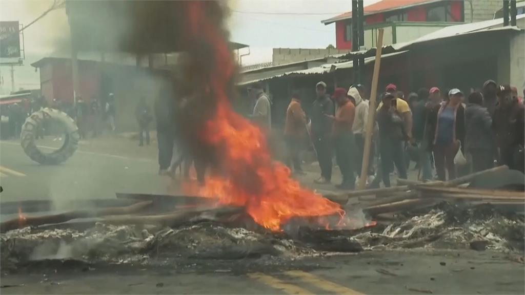 厄瓜多取消柴油補貼爆抗爭 總統諾波亞下鄉視察遭丟石、槍擊