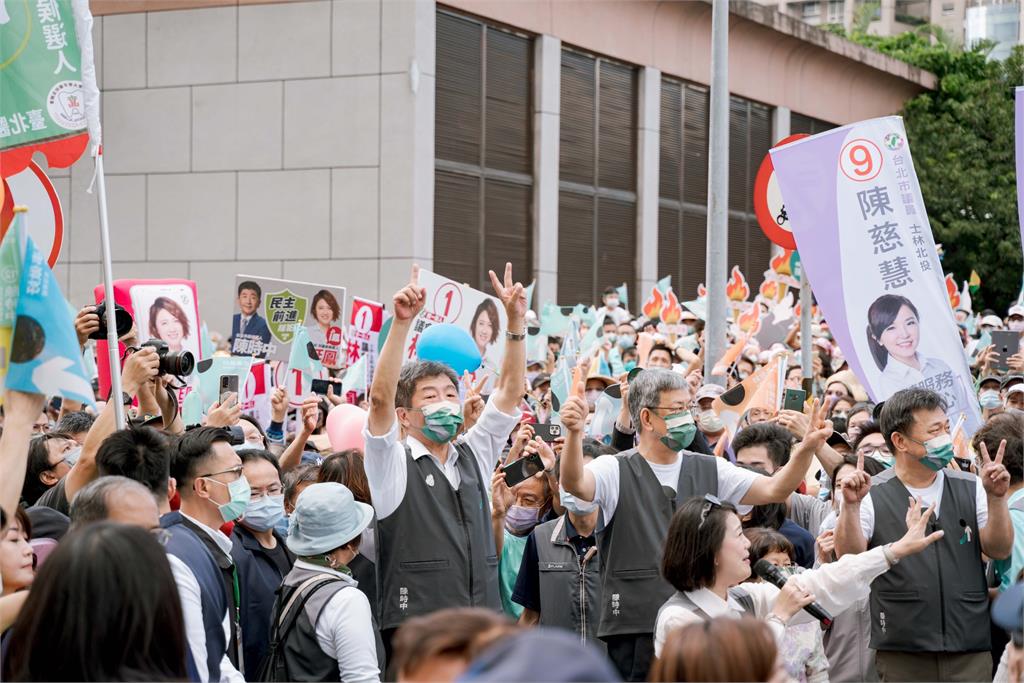 畫面曝光！陳時中遊行人潮擠爆　大型氣球超吸睛、民眾高喊凍蒜