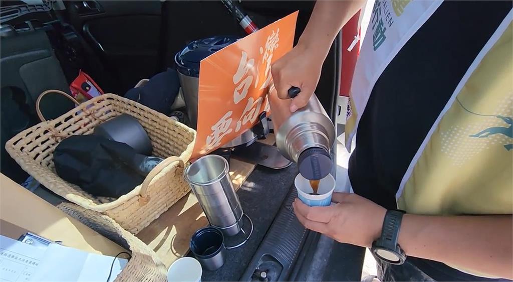 快新聞/劍指傅崐萁!「裁傅行動咖啡車」出動 邀請民眾簽連署喝咖啡