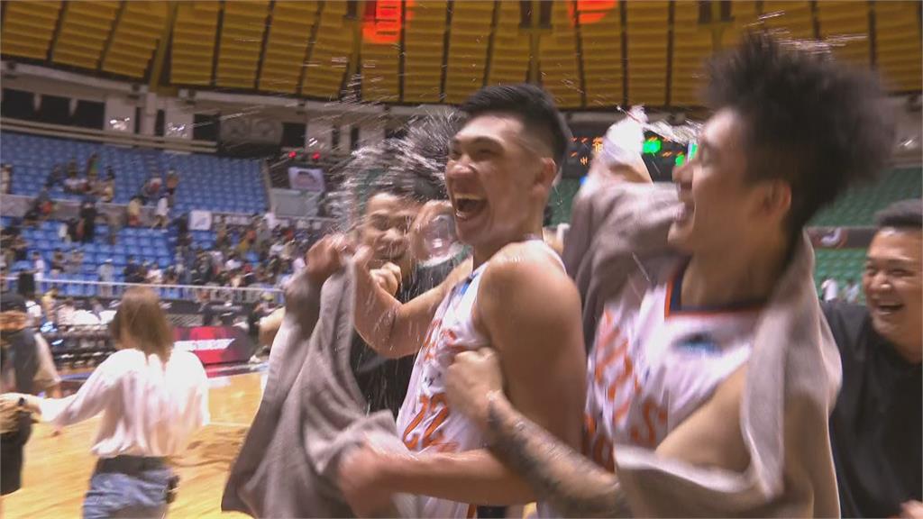 吉爾貝克32分21籃板！夢想家狂勝20分　國王吞下開季首敗