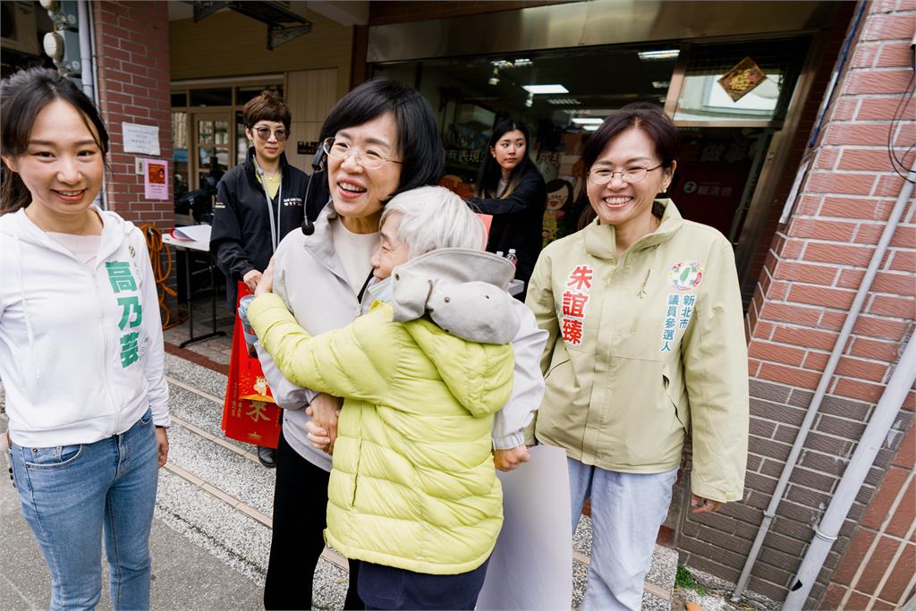 快新聞／新北「慧」贏！蘇巧慧鶯歌發春聯秒殺　民眾嗨喊凍蒜