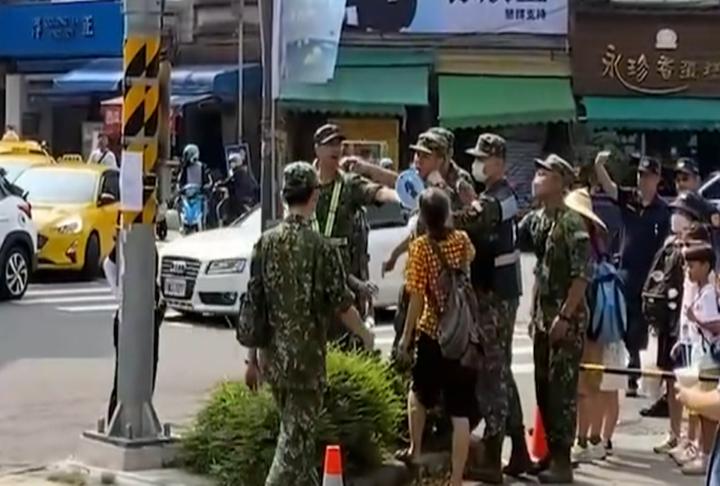 湖口營區開放!接駁車這原因卡營區 民眾烈日下苦意外引爆軍警開罵