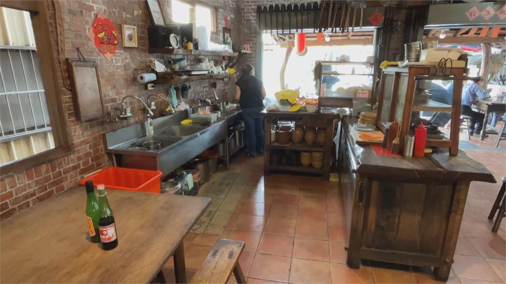 盼留住古早味! 屏東60年麵店堅持爐灶燒柴煮麵