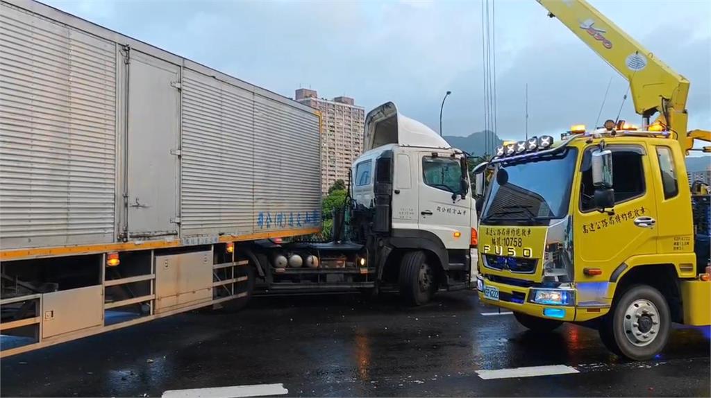 快新聞/國道南下汐止路段清晨4車追撞! 2人受傷送醫救治