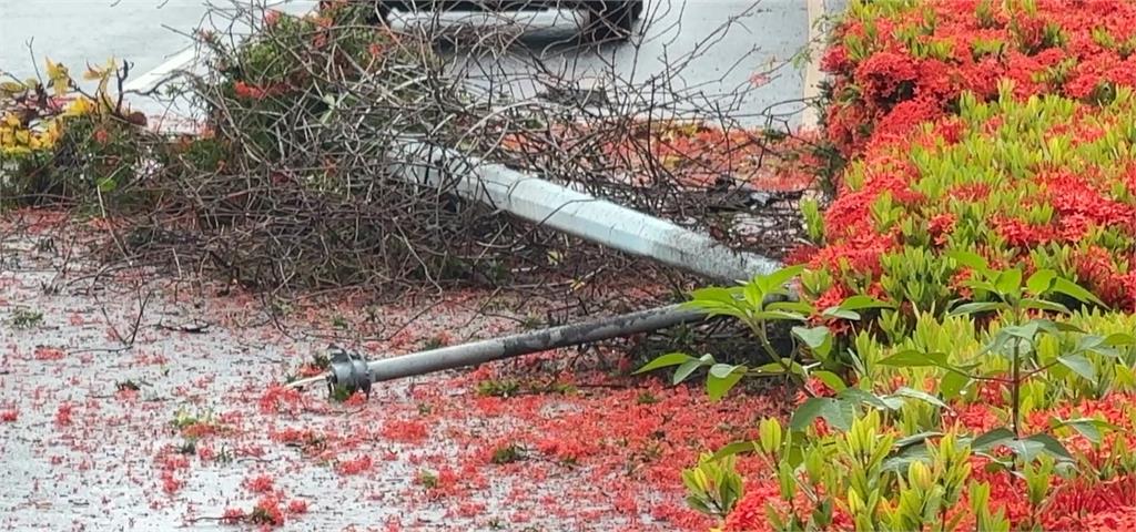 雨天狀況多　視線不良撞飛民眾不治　雨天路面積水害翻車幸無礙