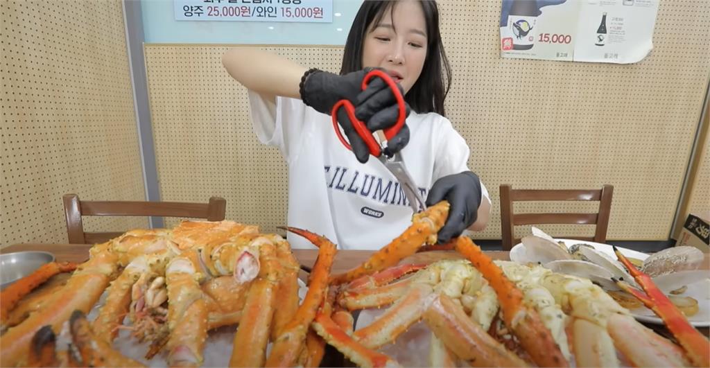 869萬正妹吃播主「猛嗑8KG帝王蟹」　1原因惹網怒喊：是在幫日本？