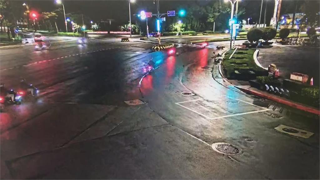 疑不熟路況自撞路緣「彈飛倒地」 18歲騎士身亡、後座女友四肢擦挫傷