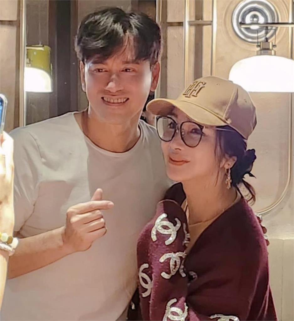 陳美鳳同框「三七分頭」帥歐巴!情歌王子李聖傑「51歲無P面容」被出賣