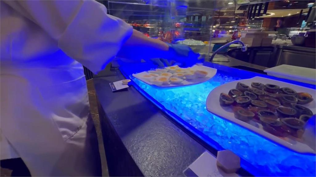 這是誰的腳？Buffet吃到異物　酒店業者：是蝦腳非蟑螂腳