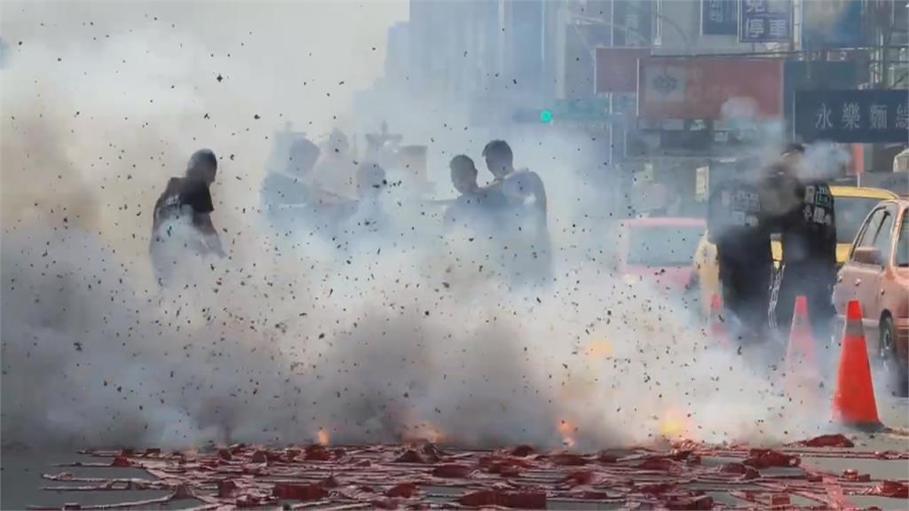 義橋宮城隍爺聲勢浩大　6遊覽車信徒進香、王美惠到場扶轎