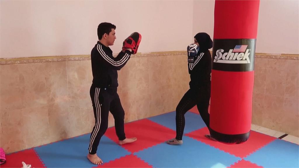 不畏社會眼光　伊拉克媽媽教健身又練拳擊