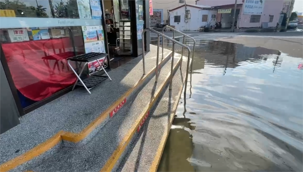 快新聞／天文大潮發威！屏東東港「海水倒灌」　民眾上班在「汪洋中騎車」畫面曝