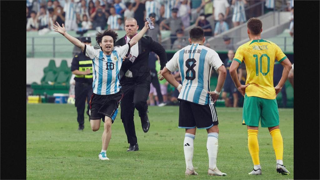 海外友誼賽阿根廷2：0勝澳洲　中國球迷衝進場熊抱梅西被制伏