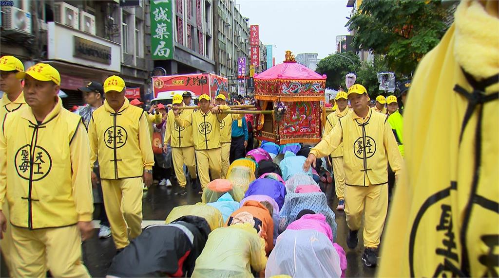 連三天參與白沙屯媽祖新北贊境 蘇巧慧風雨中抬轎前進