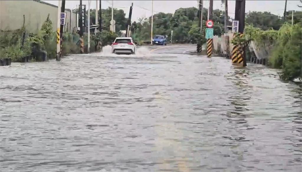 豪雨炸高雄！永安興達電廠變水樂園　民眾開車像開船