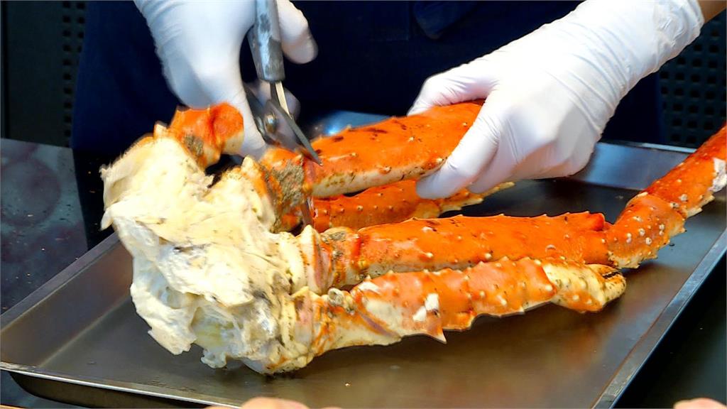 紅蟳煨年糕r加入泰式蝦膏 風味濃郁鹹中帶甜