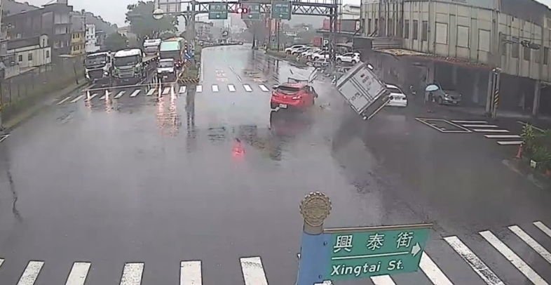 快新聞/蘇澳小客車闖紅燈追撞貨車「車體嚴重變形」 駕駛一度卡車內警消急救出