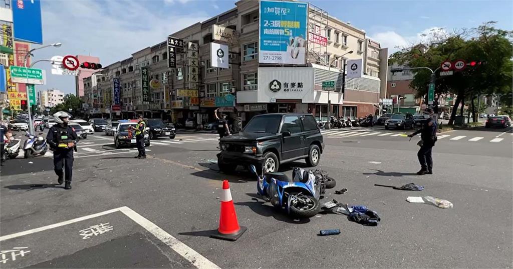 快新聞／台南2車撞成一團「紅色轎車車頭變形」　5人急送醫1女手部骨折