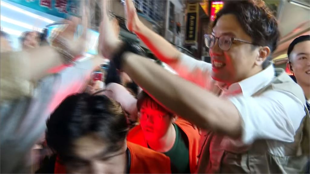小水滴來了！沈伯洋士林夜市掃街遇雨 暗示台北要變天？