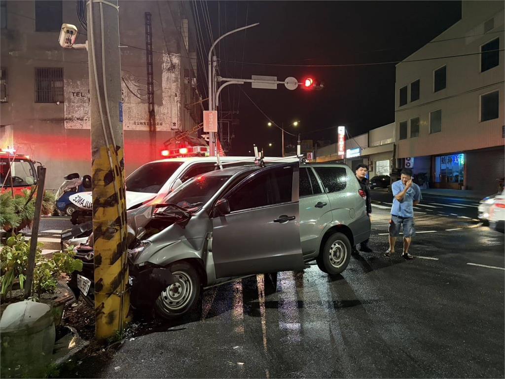 救護車轉院鳴笛闖燈撞上休旅車　2車頭全毀釀3傷