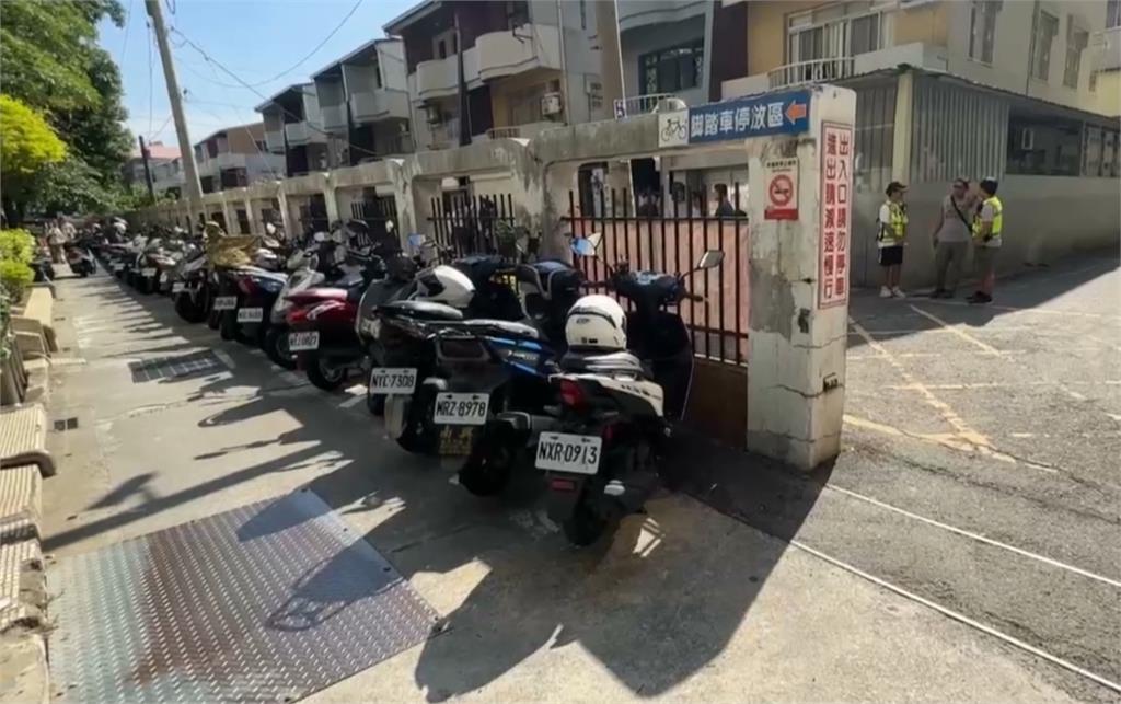 不滿私設道路遭學生停滿機車 住戶掛布條抗議