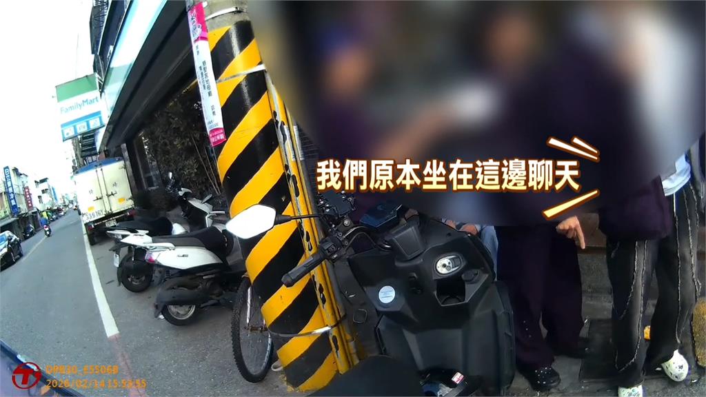 以為被嘲笑！超商前摔車爆衝突　男拿安全帽揮舞攻擊大學生