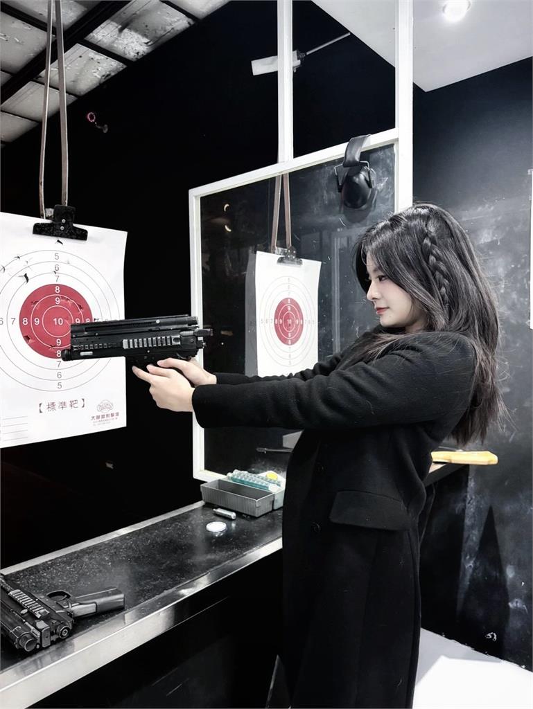 應曉薇女兒「高舉超大把慶記」：壓力有點大！私下「暗黑現蹤西門町」網看呆