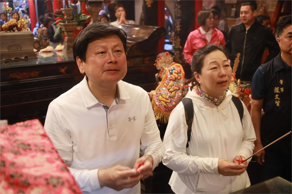 不甩守喪禁忌!傅崐萁夫婦拜新港媽祖「下跪參拜快哭了」這點遭網嗆:耍特權?