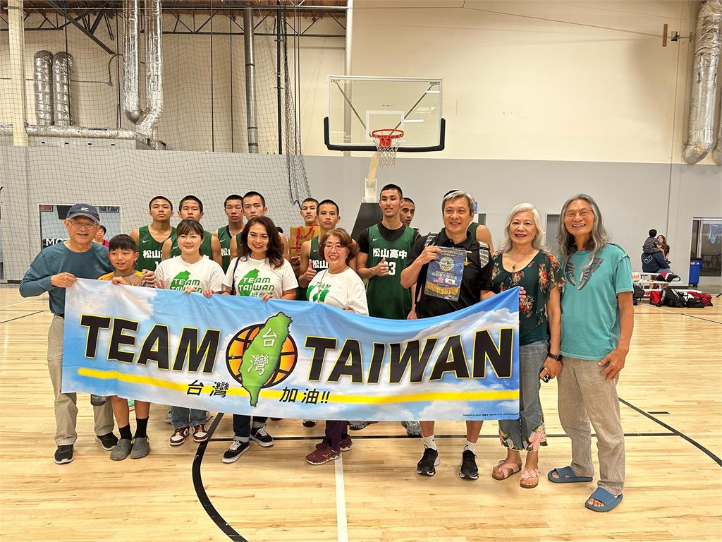快新聞／「綠色神盾」發威！　北市松山高中籃球隊赴美參加國際杯錦標賽奪下亞軍