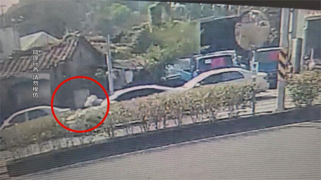 不滿男友開車載小三？　女子「趴引擎蓋」遭甩落