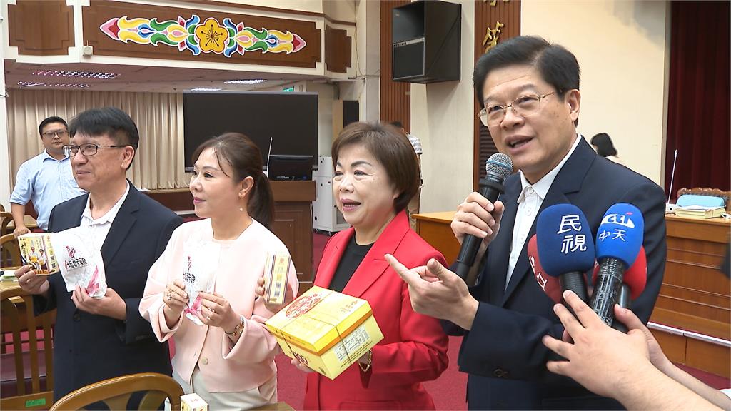 慶祝台股破4萬點! 羅明才今送400份雞排珍奶太陽餅