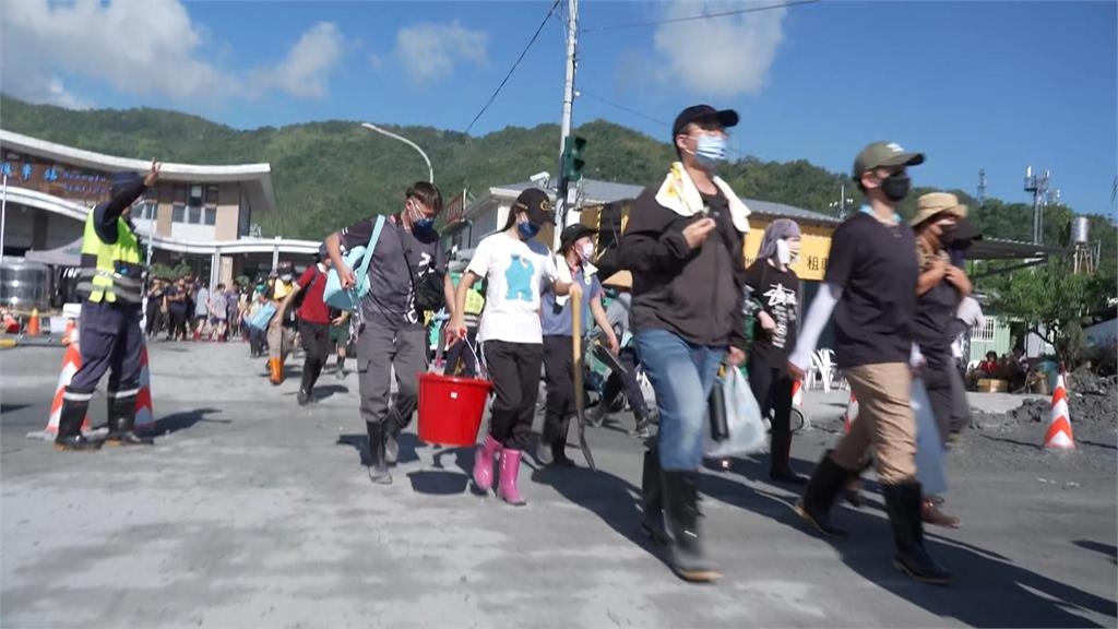 全副武裝有備而來! 光復車站仍不斷湧入鏟子超人