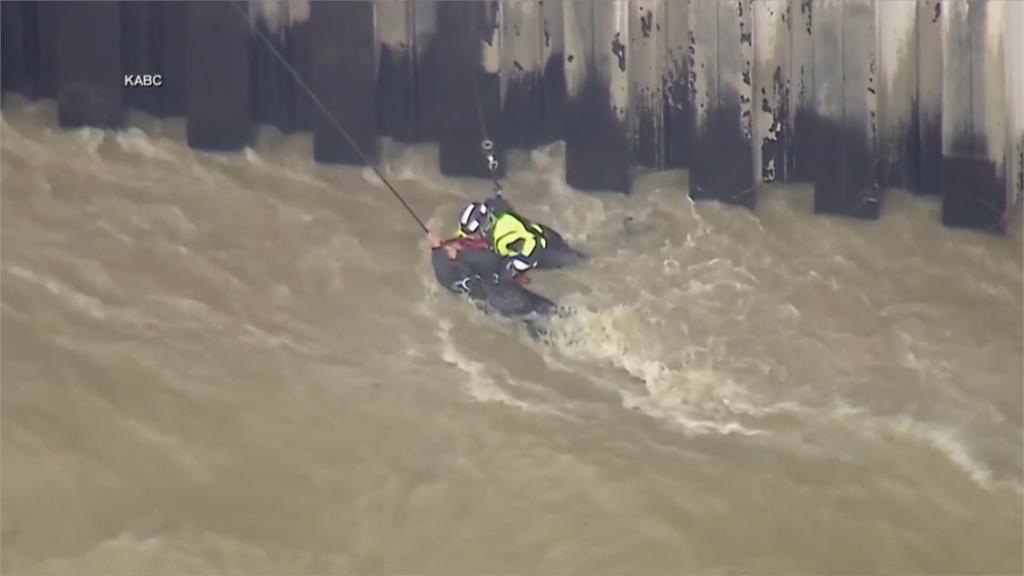 命懸一線！　加州1男子受困河中　直升機驚險垂吊救援