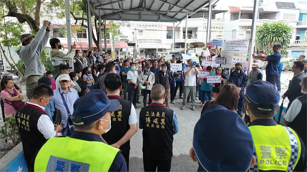 張峻踹桌「被告6罪」反擊:很值得!傅崐萁硬辯「沒擋人進場」1圖疑露餡