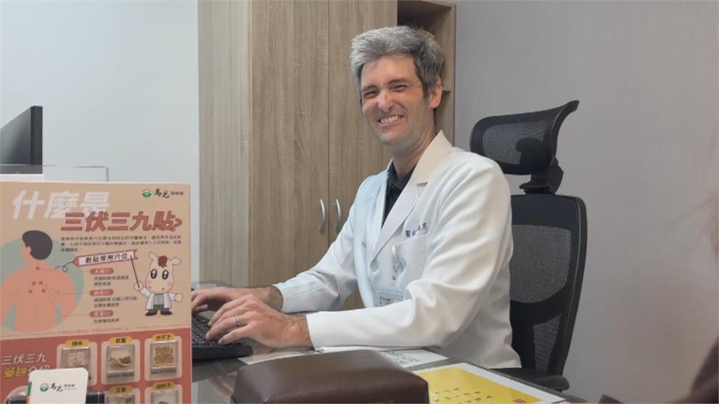 超台！　「白人中醫師」為愛入籍台灣　還入伍服義務役