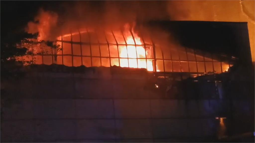 致佳科技廠房竄烈火　警消派33輛消防車　逾9小時撲滅