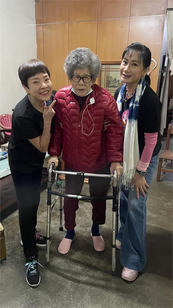 感人！昔野台花旦來春阿嬤失智又重聽 見陳亞蘭最後一面2個月後安詳走了
