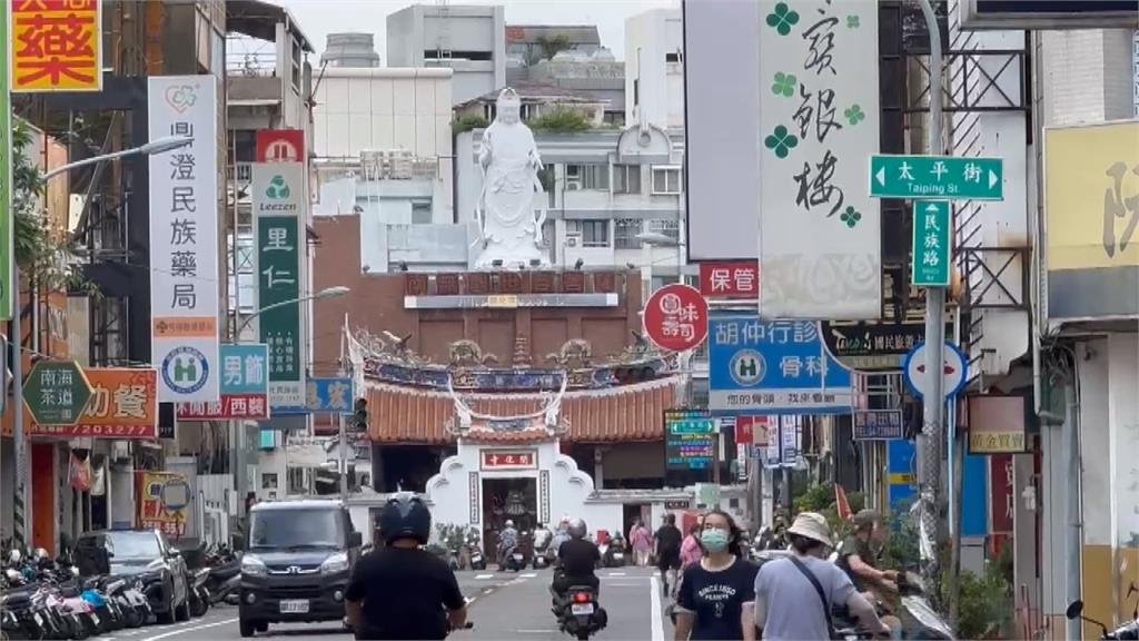 8公尺高觀音像開放"抱佛腳"　考生登頂盼金榜題名